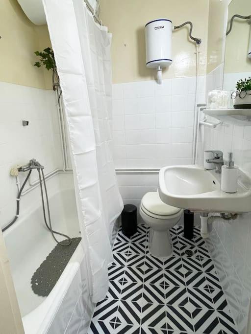 Cute And Quiet Apartment In The Center Of Atenas Exterior foto